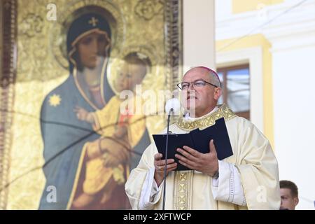 Velehrad, République tchèque. 05 juillet 2024. ***CORRECTION DE LA LÉGENDE : NOM AJOUTÉ *** L'archevêque d'Olomouc Josef Nuzik célèbre la messe solennelle pendant les jours de bonne volonté des gens en dehors de la basilique de l'Assomption de la Vierge Marie et Sts. Cyril et méthode à Velehrad, République tchèque, a eu lieu le 5 juillet 2024. Ces journées sont l'un des plus grands événements religieux du pays auxquels participent chaque année des dizaines de milliers de pèlerins. L'événement marque l'anniversaire de l'arrivée en Moravie des missionnaires chrétiens médiévaux Cyrille et méthode. Crédit : Dalibor Gluck/CTK photo/Alamy Live News Banque D'Images