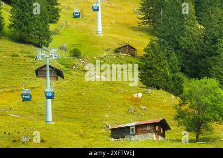 Kandersteg, Suisse - le 17 octobre 2019 : cabine téléphérique au lac de l'Oeschinensee, Alpes Bernoises Banque D'Images