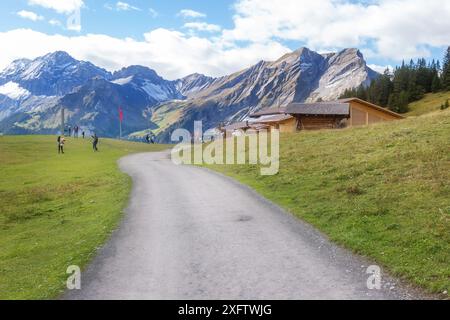 Kandersteg, Suisse - le 17 octobre 2019 : la station de pompage du lac de l'Oeschinensee, Alpes bernoises et personnes Banque D'Images