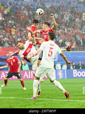 Christoph Baumgartner, AUT 19 Michael Gregoritsch, AUT 11 Competition for the ball, Tackling, duel, header, zweikampf, action, lutte contre Abduelkerim Bardakci, Tuerkije 14 dans le meilleur des 16 match AUTRICHE - TueRKIJE 1-2 des Championnats d'Europe de l'UEFA 2024 le 02 juillet 2024 à Leipzig, Allemagne. Photographe : ddp images / STAR-images Banque D'Images