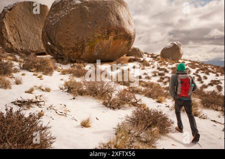 Grimpeur approchant de rocher dans le désert, Process V16, Â Buttermilks, Californie, États-Unis Banque D'Images