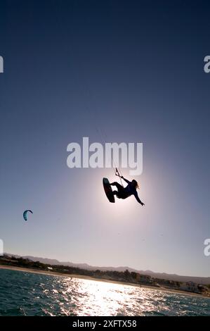 Kiteboarder en sillouette, la Ventana Baja, Mexique. Banque D'Images