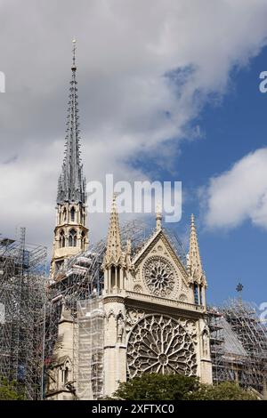 Paris, France. 4 juillet 2024. La flèche de notre Dame de Paris a trouvé sa place au sommet de la cathédrale. Le 15 avril 2019, un incendie éclate dans le cadre de la cathédrale et fait fondre le plomb enveloppant le cadre en bois de la flèche. Crédit : Bernard Menigault/Alamy Live News Banque D'Images