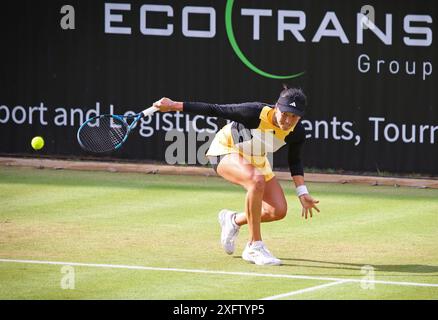 Berlin, Allemagne - 19 juin 2024 : XinYu WANG, de Chine, en action lors de son match d'Open d'Allemagne pour dames de WTA 500 ecoTRANS contre ons ons JABEUR, de Tunisie, au Rot Weiss Tennis Club à Berlin, en Allemagne Banque D'Images