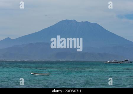 Vue dégagée sur le Mont Agung et les bateaux dans l'océan Banque D'Images