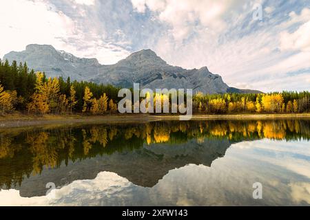 Wedge Pond, entouré d'arbres d'automne, Alberta, Canada. Septembre. Banque D'Images