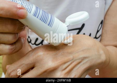 Mains féminines avec tube et échantillon de crème hydratante pour la peau Banque D'Images