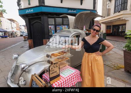 Angleterre, Kent, Faversham, Faversham Market, Lady vendant des gâteaux et du café de la camionnette Citreon convertie Banque D'Images