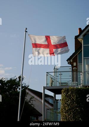 Un drapeau anglais flottant vigoureusement sur la côte nord-ouest, Lancashire Royaume-Uni Banque D'Images