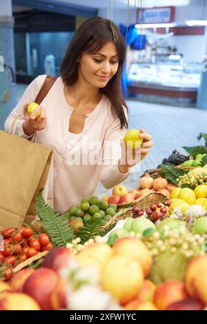 35 ans, femme, et l'achat des fruits. Shopping au Marché Bretxa. Donostia. San Sebastian. Gipuzkoa. Pays Basque. L'Espagne. Banque D'Images