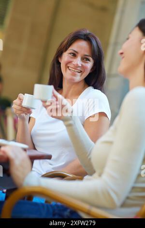 Les femmes soeurs 35 et 40 ans de prendre un café sur une terrasse. Donostia. San Sebastian. Gipuzkoa. Pays Basque - Espagne. Banque D'Images