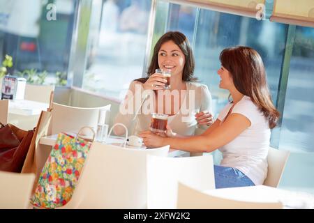 Les femmes soeurs 35 et 40 ans de prendre un café sur une terrasse. Donostia. San Sebastian. Gipuzkoa. Pays Basque - Espagne. Banque D'Images