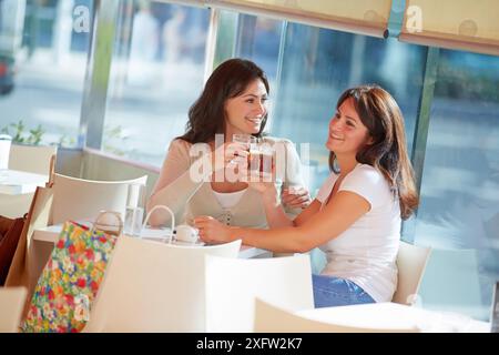 Les femmes soeurs 35 et 40 ans de prendre un café sur une terrasse. Donostia. San Sebastian. Gipuzkoa. Pays Basque - Espagne. Banque D'Images