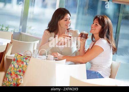 Les femmes soeurs 35 et 40 ans de prendre un café sur une terrasse. Donostia. San Sebastian. Gipuzkoa. Pays Basque - Espagne. Banque D'Images