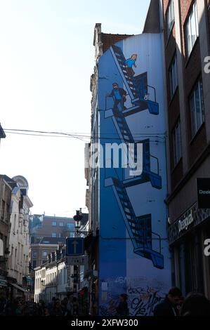 28-10-2014 Bruxelles, Belgique - L'emblématique murale Tintin orne les rues de Bruxelles, captivant les visiteurs par son charme Banque D'Images