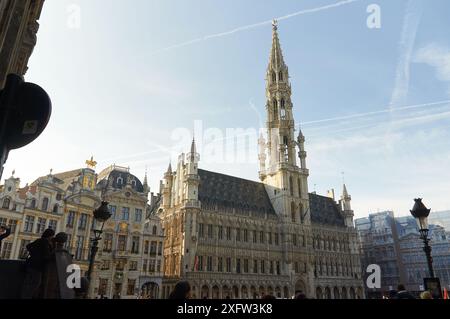 28-10-2014 Bruxelles, Belgique - le superbe hôtel de ville de Bruxelles avec son architecture imposante orne l'emblématique Grand-place Banque D'Images