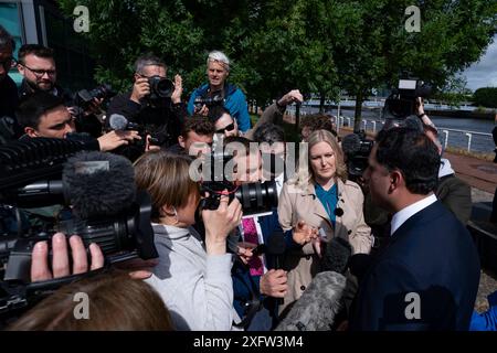 Glasgow, Écosse, Royaume-Uni. 5 juillet 2024. Le leader travailliste écossais Anas Sarwar présente la nouvelle génération de députés travaillistes qui ont été élus du jour au lendemain lors des élections générales de 2024 lors d'un appel aux médias à Pacific Quay à Glasgow. Iain Masterton/Alamy Live News Banque D'Images