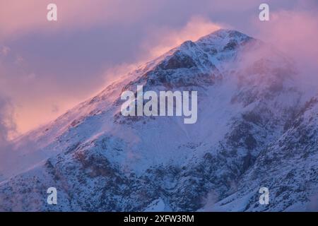 Coucher de soleil d'hiver sur le Mont Velino dans le parc régional Sirente-Velino. Abruzzes, Apennins centraux, Italie. Banque D'Images