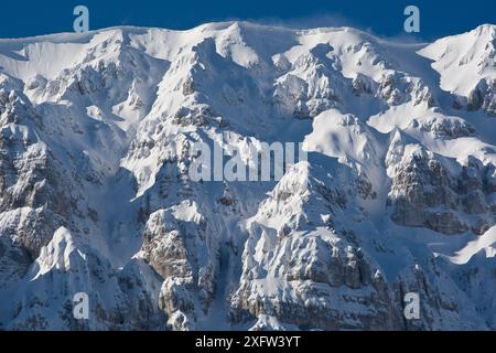 La pente nord abrupte du mont Sirente recouverte de neige. Parc régional de Sirente-Velino, Abruzzes, Italie, mars. Banque D'Images