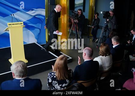 Le premier ministre écossais John Swinney part après avoir parlé aux médias à la distillerie Port of Leith à Édimbourg, à la suite de la victoire écrasante aux élections générales du Parti travailliste. Date de la photo : vendredi 5 juillet 2024. Banque D'Images