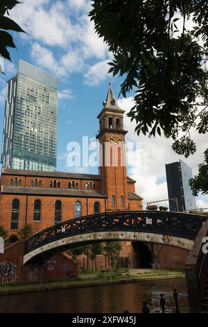 Castlefield Congregational Chapel à côté du canal Bridgewater avec des bureaux modernes en arrière-plan Banque D'Images