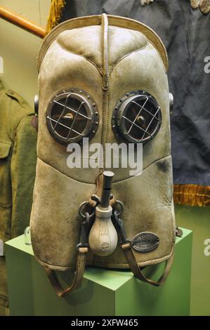 29-10-2014 Bruxelles, Belgique - Un masque unique de temps de guerre, exposé au Musée Royal des Forces armées de Bruxelles Banque D'Images