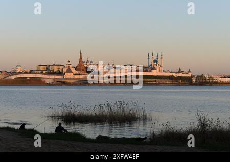 Vue du Kremlin de Kazan, Russie, de l'autre côté de la rivière Kazanka avec des pêcheurs. Banque D'Images