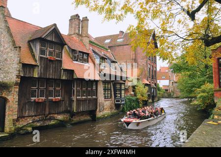 30-10-2014 Bruxelles, Belgique - les touristes apprécient une promenade en bateau le long des canaux de Bruges, en admirant les façades historiques en bois Banque D'Images