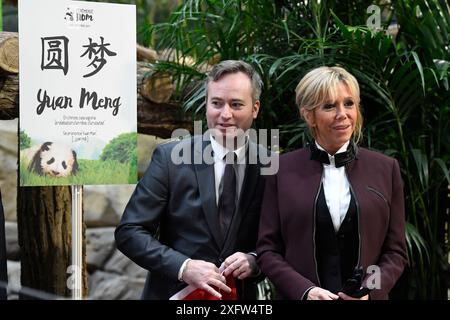 Jean-Baptiste Lemoyne, sous-ministre français des Affaires étrangères et Brigitte Macron, épouse du président français devant le panel avec le nom du petit panda lors de la cérémonie de nomination du petit panda Yuan Meng, âgé de 4 mois, au ZooParc de Beauval, St-Aignan, France, le 4 décembre 2017 UTILISATION ÉDITORIALE UNIQUEMENT - AUCUNE UTILISATION EN LIGNE N'EST AUTORISÉE. Banque D'Images