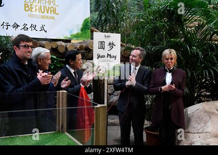 Cérémonie de nomination du petit panda de 4 mois au Zoo de Beauval / ZooParc de Beauval sur St-Aignan, France, le 4 décembre 2017. De gauche à droite : Rodolphe Delord, PDG du Zoo de Beauval, ancien premier ministre français et ami de la Chine, Jean-Pierre Raffarin, vice-ministre chinois des Affaires étrangères Zhang Yesui dévoilant le nom, Jean-Baptiste Lemoyne, sous-ministre français des Affaires étrangères et Brigitte Macron, épouse du président français. USAGE ÉDITORIAL PRNT UNIQUEMENT - AUCUNE UTILISATION EN LIGNE AUTORISÉE. Banque D'Images