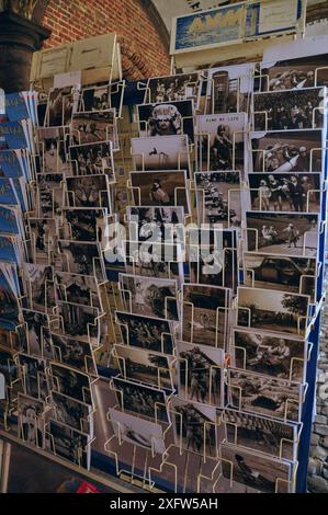 30-10-2014 Bruxelles, Belgique - une série de cartes postales présentant des photographies vintage exposées dans une boutique de souvenirs Banque D'Images