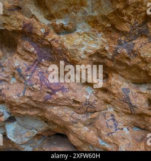 Art rupestre à Abrics de l'Ermita, abris rocheux ermitage, Ulldecona Village, Catalogne, Espagne, juin. Banque D'Images