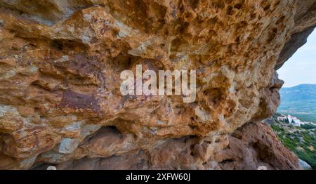 Art rupestre dans les abris rocheux de l'ermita d'Abrics de l'Ermita, Ulldecona Village, Catalogne, Espagne, juin. Banque D'Images