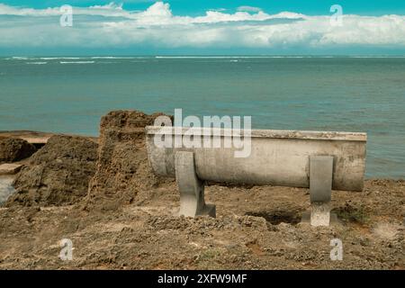 Chaises en béton face à l'océan au pilier Vasco Da Gama - Un monument historique dans la ville de Malindi au Kenya Banque D'Images