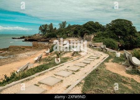 Chaises en béton face à l'océan au pilier Vasco Da Gama - Un monument historique dans la ville de Malindi au Kenya Banque D'Images