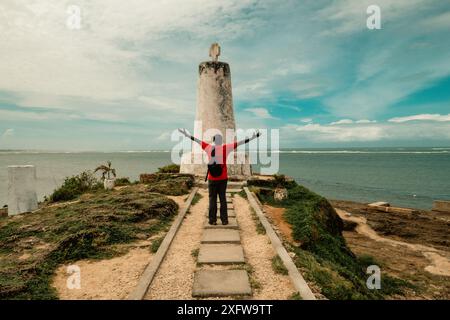 Vue arrière d'un homme debout au pilier Vasco Da Gama - Un monument historique dans la ville de Malindi au Kenya Banque D'Images