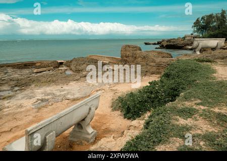 Chaises en béton face à l'océan au pilier Vasco Da Gama - Un monument historique dans la ville de Malindi au Kenya Banque D'Images