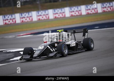 Silverstone, Royaume-Uni. 05 juillet 2024. Silverstone, Royaume-Uni. 05 juillet 2024. Silverstone, Royaume-Uni. 05 juillet 2024. 30 WISNICKI Piotr (pol), Rodin Motorsport, Dallara F3 2019, action lors du Grand Prix de Grande-Bretagne de formule 1 Qatar Airways 2024, 12e manche du Championnat du monde de formule 1 2024 du 5 au 7 juillet 2024 sur le circuit de Silverstone, à Silverstone, Royaume-Uni crédit : Independent photo Agency/Alamy Live News crédit: Agence photo indépendante/Alamy Live News crédit : Agence photo indépendante/Alamy Live News Banque D'Images