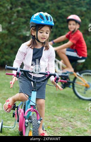 Frères de 5 et 8 ans en vélo. Donostia. San Sebastian. Gipuzkoa. Pays Basque. L'Espagne. Banque D'Images