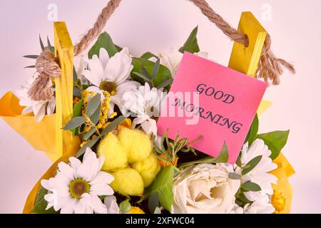 Joyeux lundi texte typographique sur un autocollant dans un bouquet de fleurs Banque D'Images