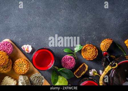 Dessert chinois traditionnel sucré. Peau de neige chinoise maison et gâteaux de lune cuits, cuisine du festival chinois de la mi-automne, gâteaux de riz colorés, plat Banque D'Images