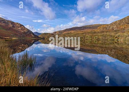 Llyn Dinas avec vue ouest à Moel Lefn. Vallée de Nant Gwynant, Beddgelert, parc national de Snowdonia, nord du pays de Galles, Royaume-Uni. Novembre 2017. Banque D'Images