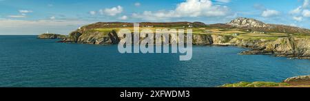 South Stack, Mynydd TWR / Holyhead Mountain et champs cultivés vus du sud. Anglesey, pays de Galles du Nord, Royaume-Uni, septembre 2017. Banque D'Images