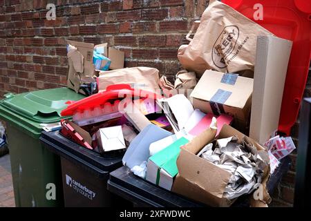 déchets dans les bacs de recyclage, herne bay, thanet, kent, royaume-uni juillet 2024 Banque D'Images