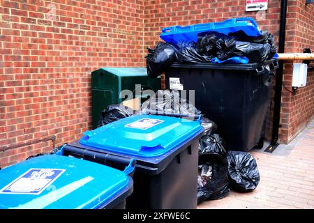 déchets dans les bacs de recyclage, herne bay, thanet, kent, royaume-uni juillet 2024 Banque D'Images