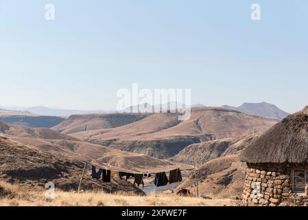 Ligne de lavage devant une maison traditionnelle en pierre, près de Semonkong, Lesotho, août 2017 Banque D'Images