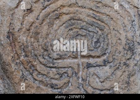 Stèle labyrinthe, VIIIe-XIe siècles, labyrinthe gravé dans la pierre, chemin de la perfection pour le salut, église romane de San Pantaleón, Musée de préhistoire et d'archéologie (MUPAC), Santander, Cantabrie, Espagne. Banque D'Images