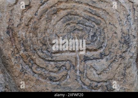 Stèle labyrinthe, VIIIe-XIe siècles, labyrinthe gravé dans la pierre, chemin de la perfection pour le salut, église romane de San Pantaleón, Musée de préhistoire et d'archéologie (MUPAC), Santander, Cantabrie, Espagne. Banque D'Images