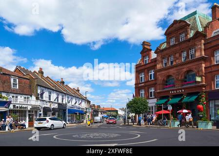 Le centre de Wimbledon Village, Borough of Merton, Greater London UK, regardant vers l'est en direction de Church Street Banque D'Images