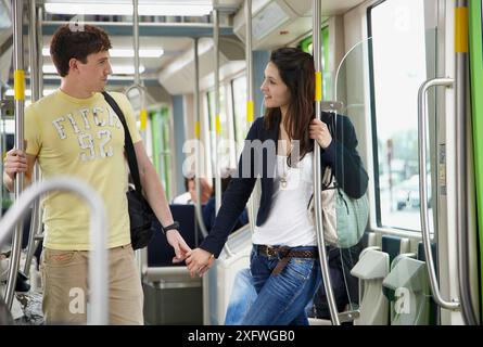 Jeune couple en tram, Vitoria, Alava, Pays Basque, Espagne Banque D'Images